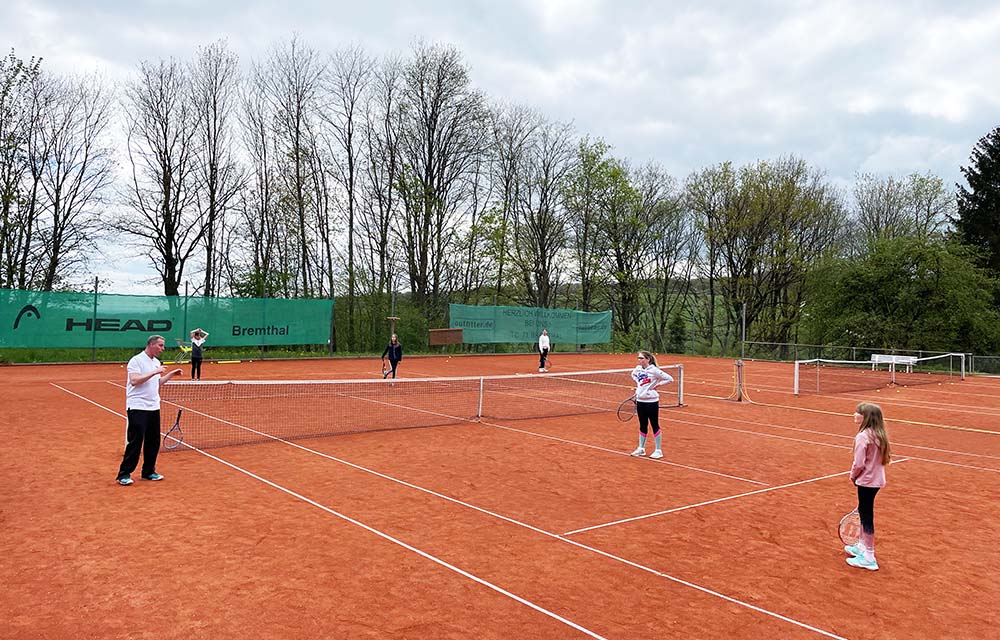 Das Tagescamp für Jugendtennis in Eppstein beim TC 71 Bremthal. Der Tennisverein hat über 350 Mitgliedern. Die Jugend macht einen großen Teil aus. 
