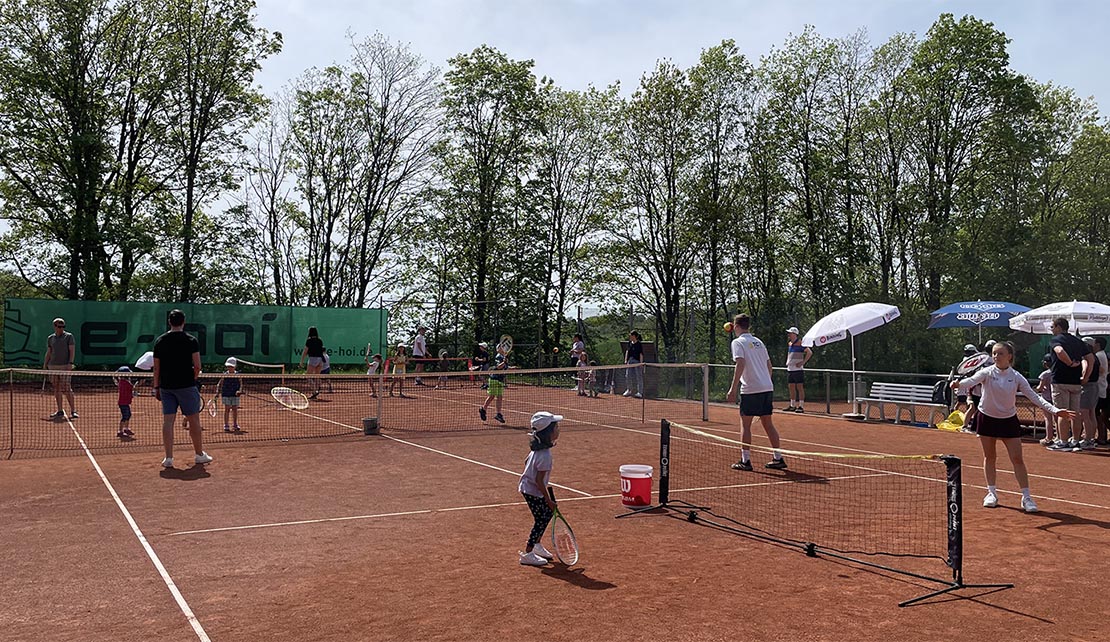 Tag der offenen Tür auf den sechs Sandplätzen des Tennisvereins in Bremthal / Eppstein.